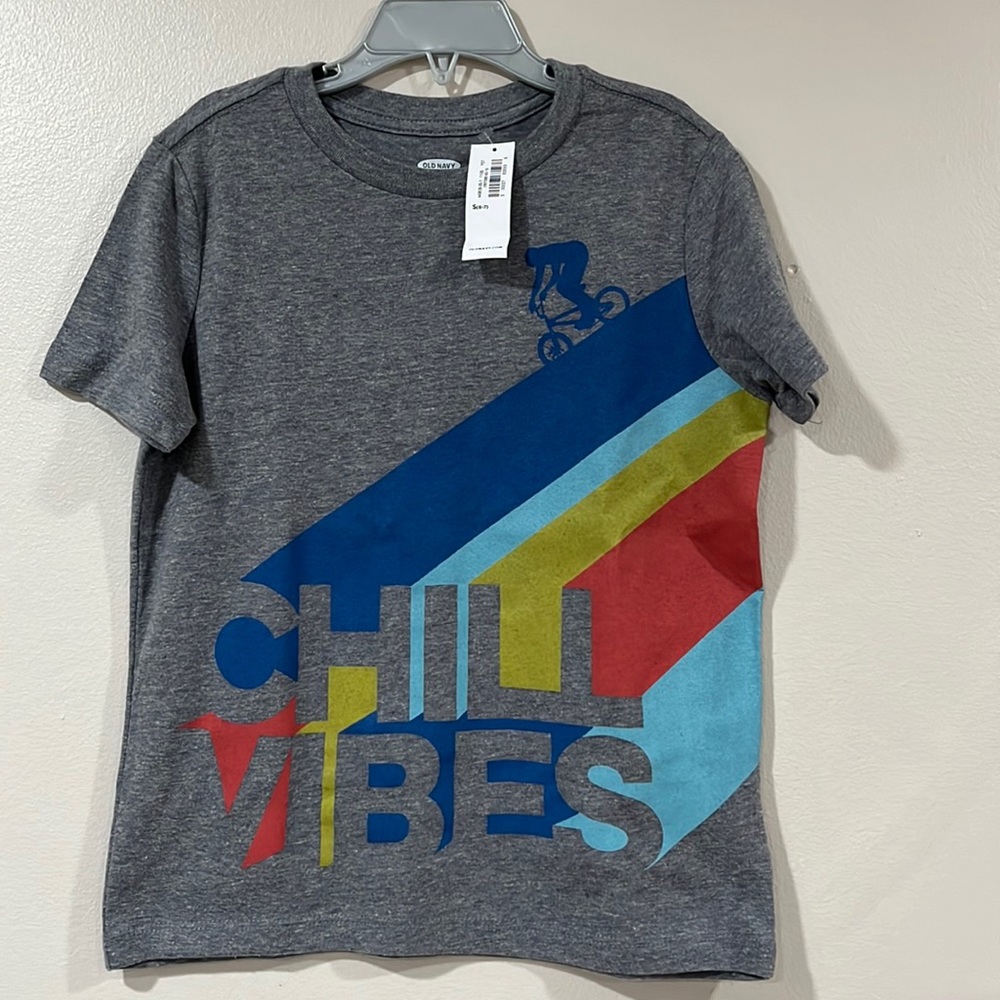 🟡 OLD NAVY Gray Boys Graphic T-Shirt. NWT. Size Small, 6-7.